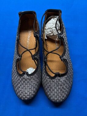 bernie mev. Gray Woven Ballet Flats .color is outer.